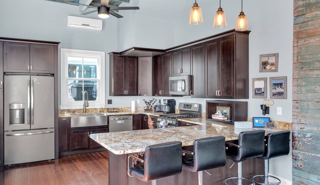 Restored 4BR Creole cottage in Marigny. Sleeps 12, 2 kitchens, patio, walk to Frenchmen & FQ.