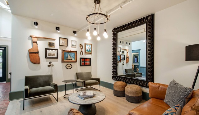 Restored 9-room boutique hotel in historic downtown with city views & parking