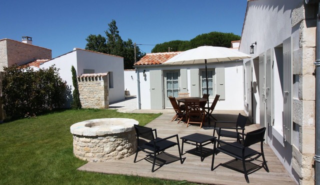 Restored cellar, private enclosed garden near village center and beach St Denis Oléron