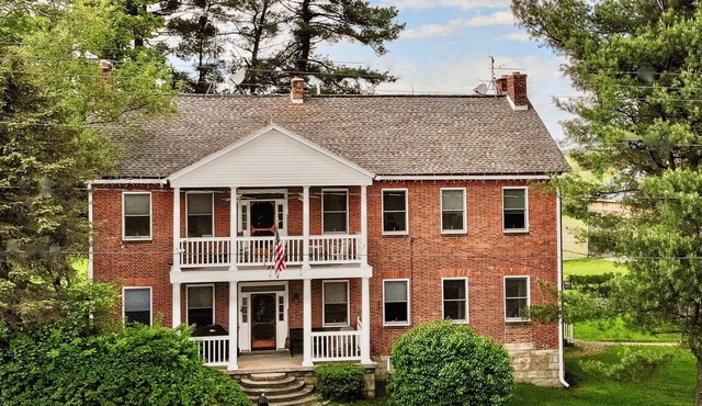 Restored colonial farmhouse near Seven Springs - Perfect for family gatherings