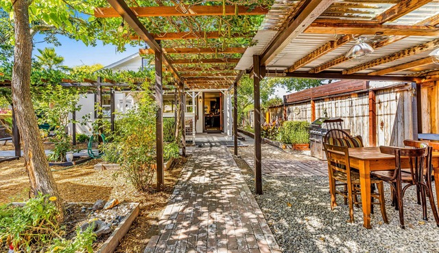 Restored country home with private hot tub, amazing garden patio & firepit