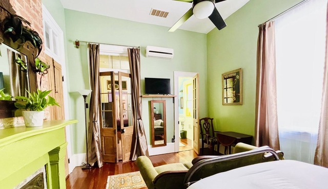 Restored Creole Cottage Apt. Near the French Quarter