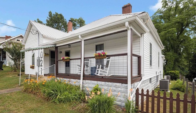 Restored Family Homestead, A Cozy Bristol Retreat
