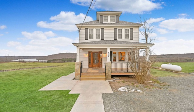 Restored Farmhouse Retreat: Belmont Lake & Elk Mountain – Pleasant Mount