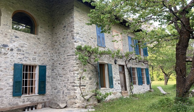 Restored farmhouse with large garden near Barcelonnette