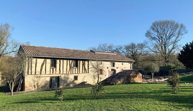 Restored farmhouse near Toulouse with pool