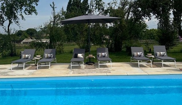 Restored Farmhouse that sleeps 16 people with large pool, or ideal for Christmas