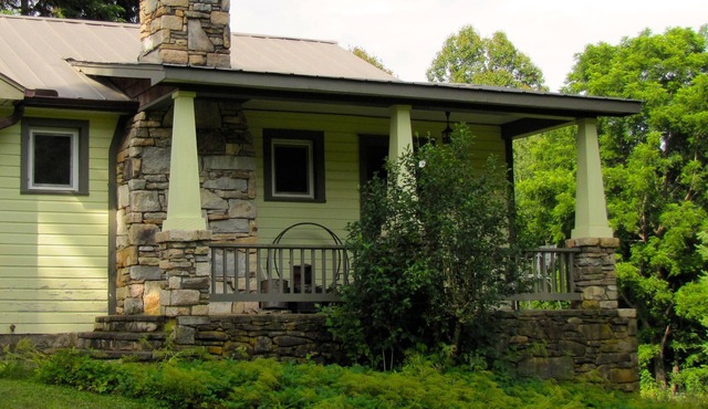 Restored Farmhouse 1920s. Family and Pet Friendly. Borders National forest