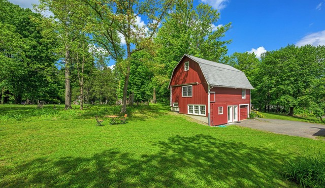 Restored Historic 1850s Barn "Carriage House" Studio @ Hillsdale Town Center