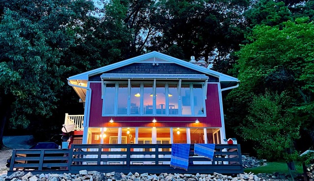 Restored Lodge on beautiful Table Rock Lake in the Ozark Mountains!