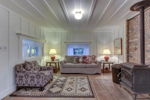 Restored log cabin with classic porch - near river trails hot springs & more