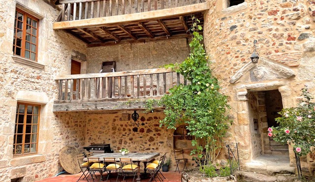 Restored Old College: Medieval Charm, linens included