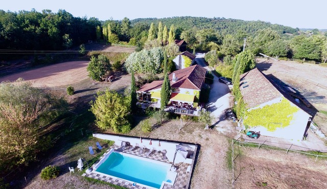 Restored Périgord farmhouse, absolute peace and quiet, private swimming pool (Wallbox on site)