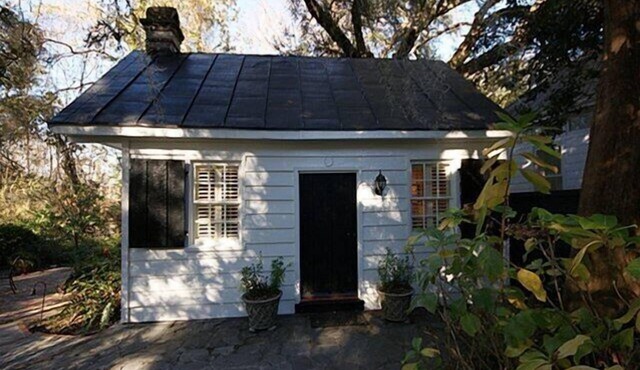 Restored servants' quarters for 1812 house in heart of Historic District