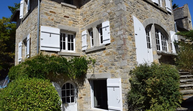 Restored stone villa, 6 bedrooms, immediate access to the large beach
