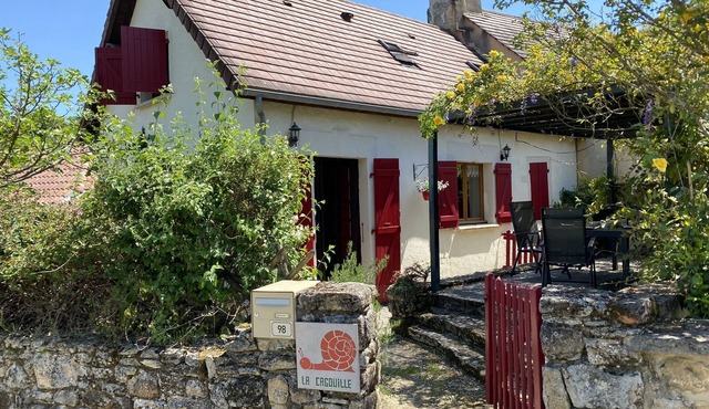 Restored stone house in a pretty village in the heart of the Périgord Noir