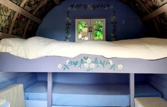 Retraite rustique en bordure de forêt à la campagne