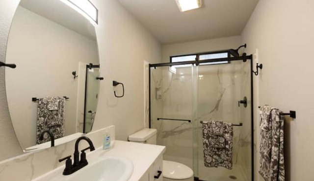 Retreat 5 bed, 4 room 3.8 mi. from Redding Airport