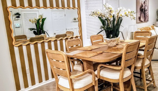 Retreat 8mi from Beach St. Augustine. Lake view! All Attractions/shopping close