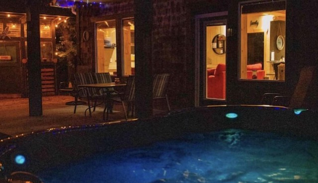 Retreat 95 - Beautiful cabin with hot tub and tiki bar at Pelican Lake