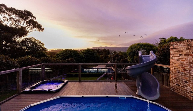 Retreat at Renfrew – Entertainers Delight with Spa, Pizza Oven & Sunset Views