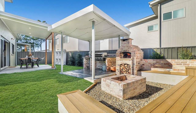 Retreat at Woodland – Entertainers Delight with Spa, Pizza Oven & Cozy Fire Pit