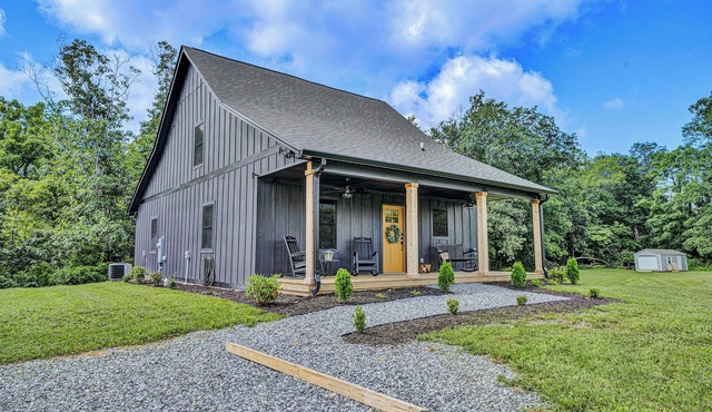 Retreat By The Creek …near the charming town of New Castle and hiking trails