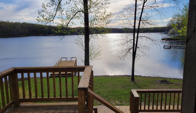 Retreat Cabin in Southern Illinois on Lakefront with an Outdoor Hot Tub