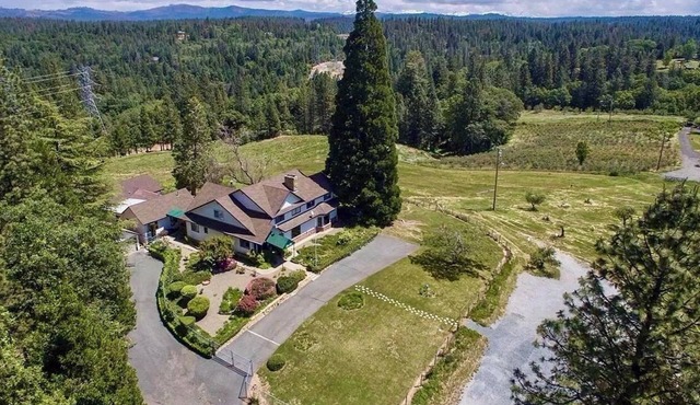 Retreat - Heart of Apple Hill 5-bedroom farmhouse in Camino