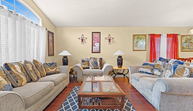 Retreat home w/hot tub access & BBQ