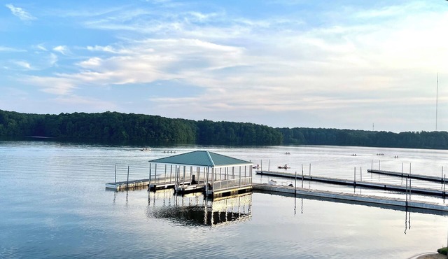 Retreat: Hot Tub, Massage chair, Nintendo, Pingpong with 1 acre backyard.