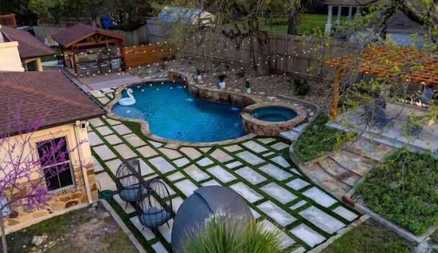 Retreat House - Heated Pool - Pickleball court