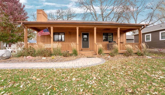 Retreat in Clear Lake, Iowa - GARAGE HANGOUT - Half block from Lake!