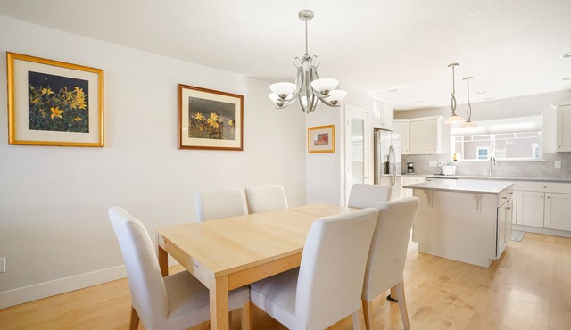 Retreat in quiet open concept townhome - 2 car garage, office,15 min to Boulder