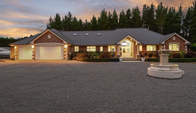 Retreat in Secluded Farm House with Private Pool and Spa