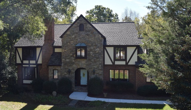 Retreat in the City - country setting in the city with large private pool
