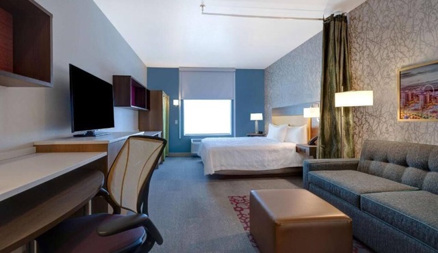 Retreat in the Heart of the Strip! Pet-friendly, Outdoor Pool, Free Breakfast!