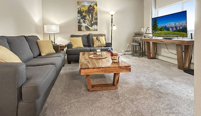 "Retreat in the Springs!" 2 BR Condo - Sleeps 5!