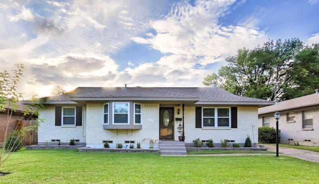 Retreat Located In Prestigious Brookhaven Country Club Area. Book now!