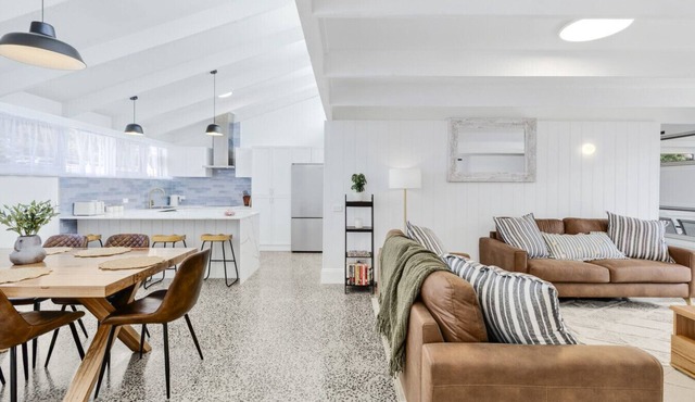 Retreat on Hitchcock; 3 bedroom, 2 bathroom, pet friendly, central Barwon Heads w Parking