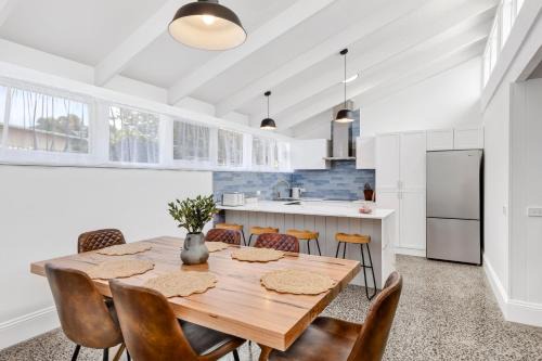 Retreat on Hitchcock- Barwon Heads, Pet friendly, 3 Bedroom, 2 Bathroom, Aircon, Modern, Single Level