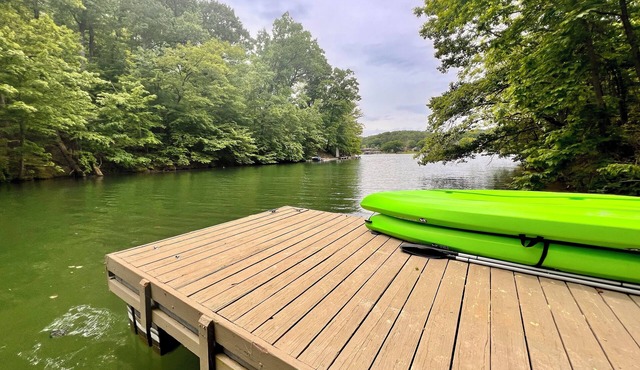 Retreat on Lakefront - Golf, Trails, Private Dock. Family Friendlyn