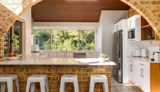 Retreat on Pebble - walk to the beach, a large pet friendly family home