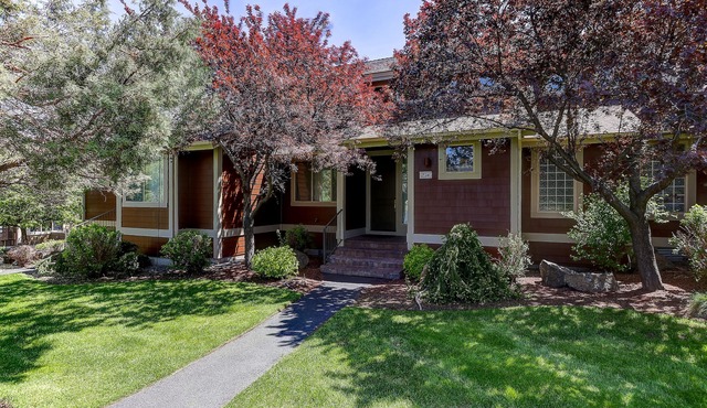 Retreat on the Butte: On The Creek Luxury, Town Home with hot tub