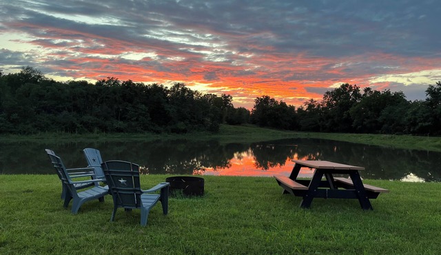 Retreat on the Creek: Home overlooking a backyard lake and the Auxvasse Creek
