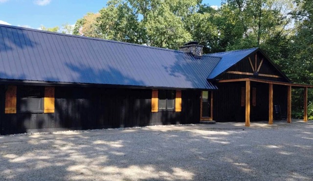 Retreat on the Ridge in Hocking Hills-Beautiful cabin 5 miles to Rock House