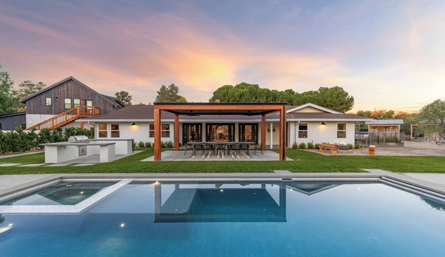 Retreat - sleeps 6 with Pool & Spa! 1 Mile to L.O.