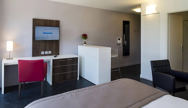 Retreat to Cozy Studio Convenience Beside Urban Campus | 2 Studios