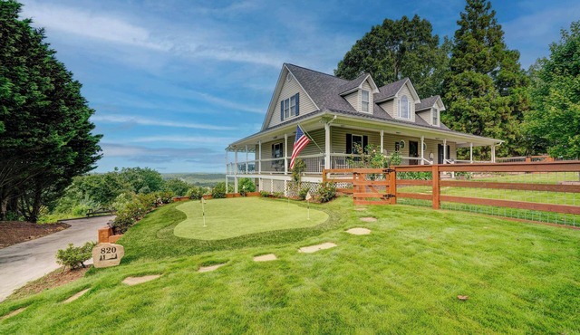 Retreat to Ellijay with stunning sunset views!