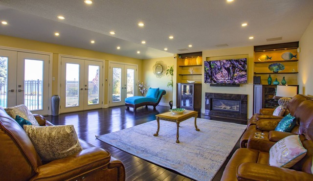 Retreat to Luxury, Lakeview's & Lounge poolside